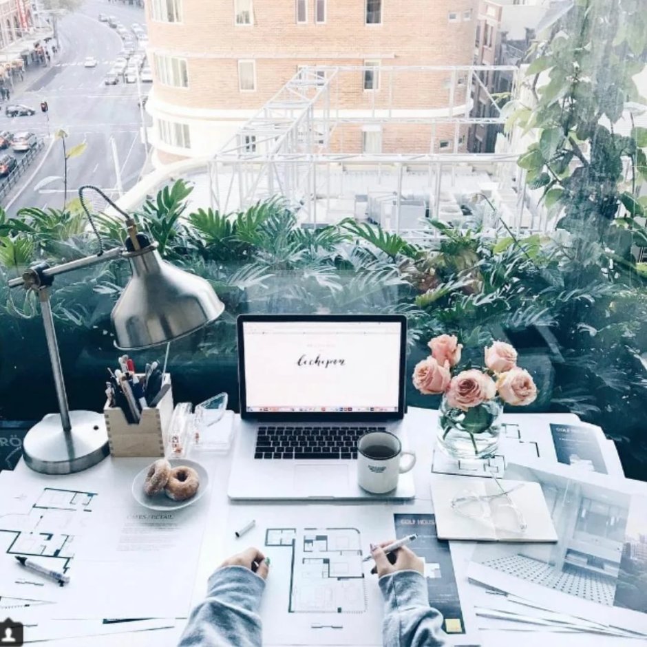 Стильное рабочее место в офисе для Инстаграмм