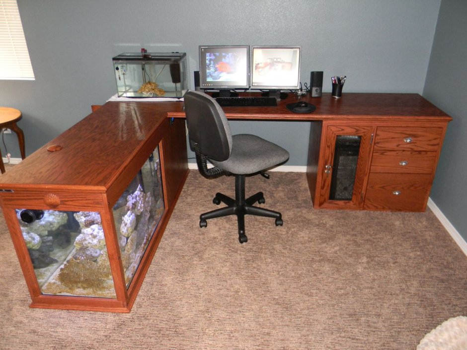 Компьютерный стол с аквариумом