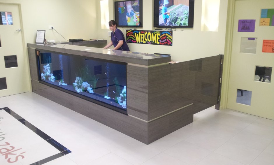 Ресепшн с аквариумом