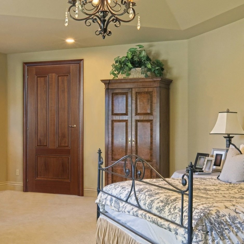 Интерьер спальни с дверью