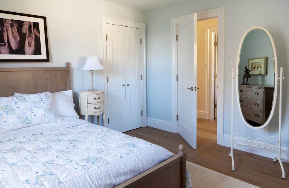 Дверь в спальню