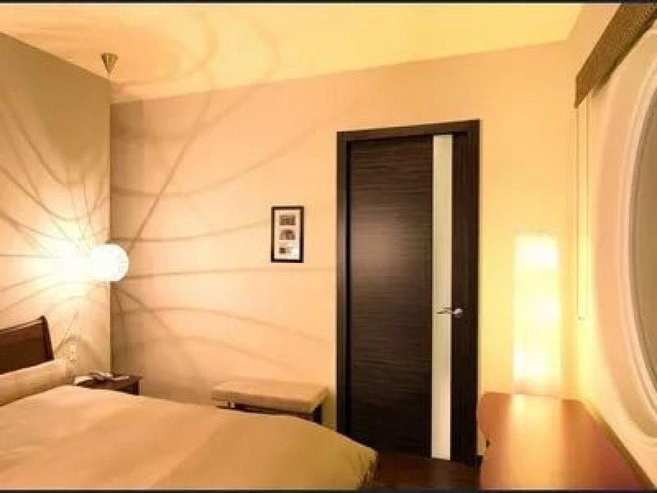 Шкаф вокруг двери в спальне