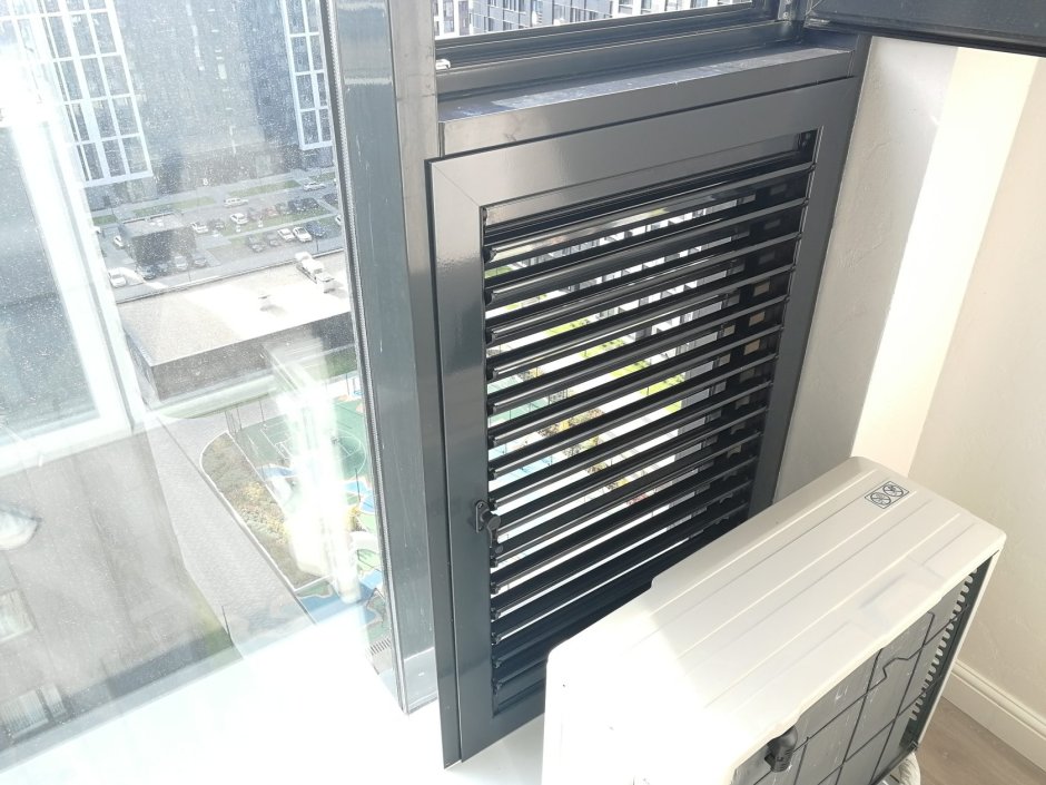 Наружный блок кондиционера на балконе КП-528