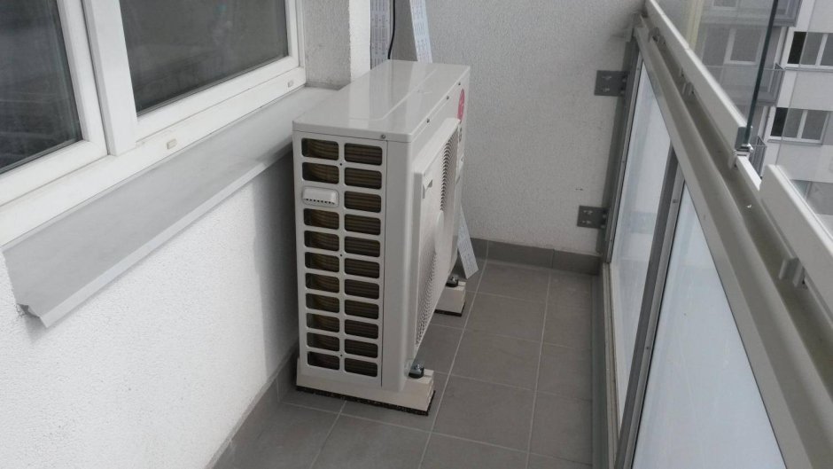 Наружный блок кондиционера на балконе КП-528