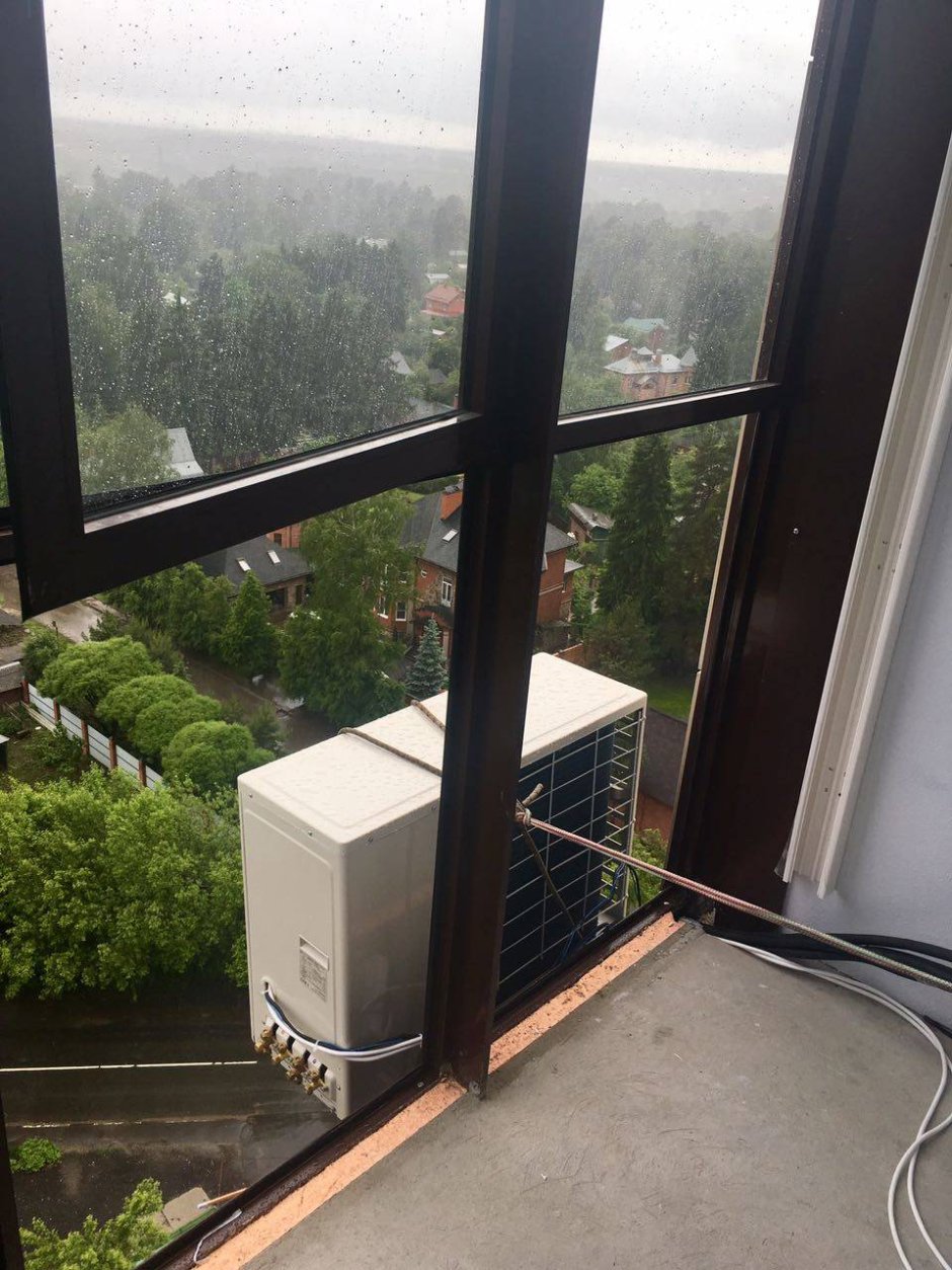 Наружный блок сбоку окна