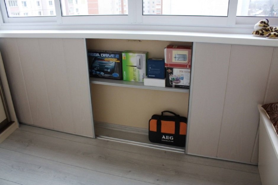 Раздвижной шкаф под подоконником