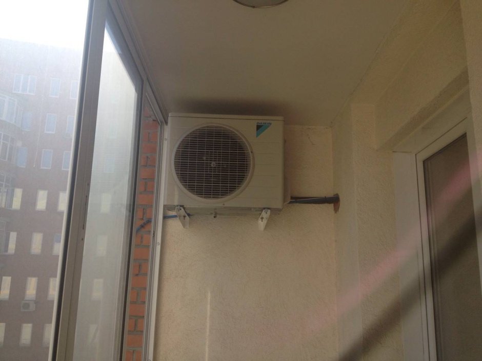 Наружный блок кондиционера на балконе