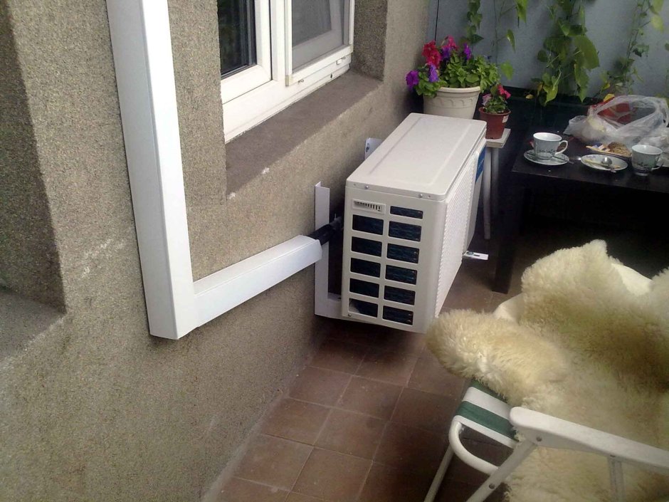 Сплит система на балконе внешний блок