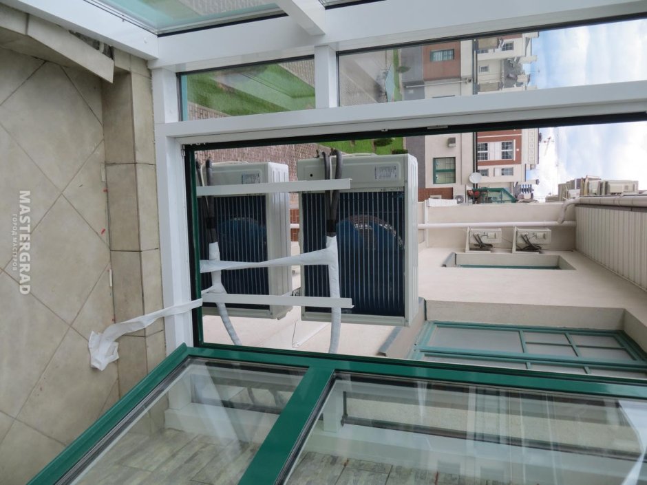 Кондиционер на витраже