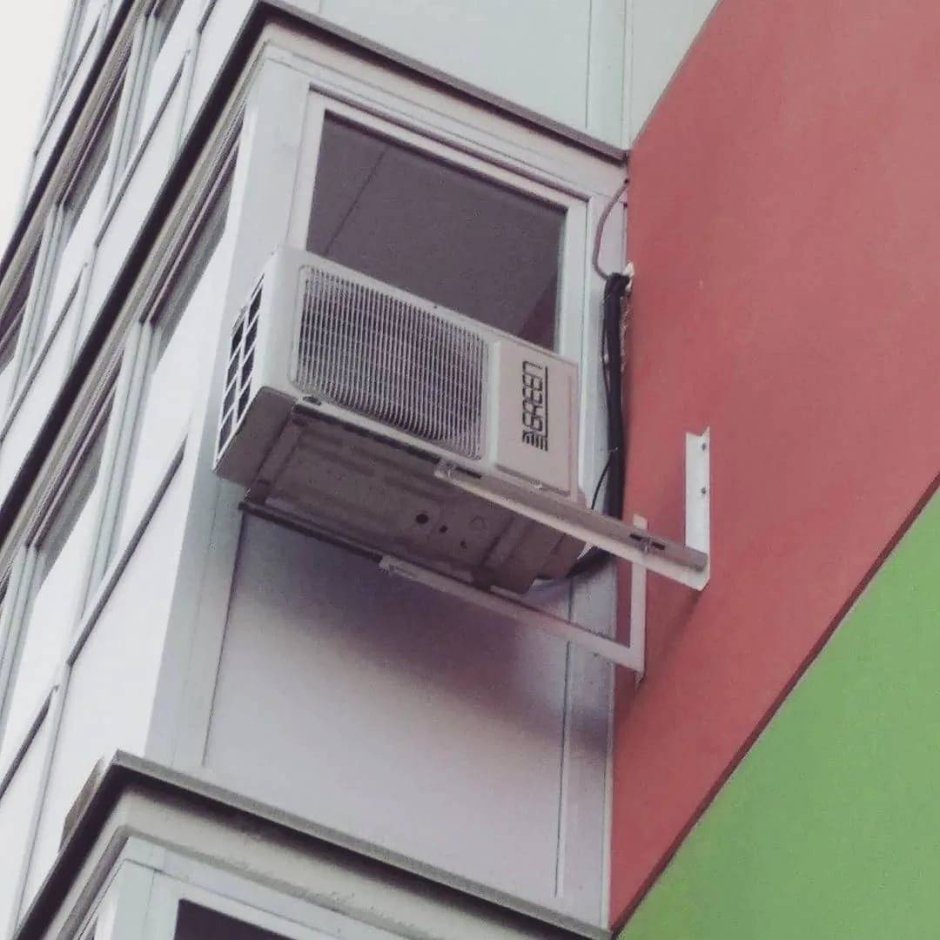 Наружный блок кондиционера на лоджии