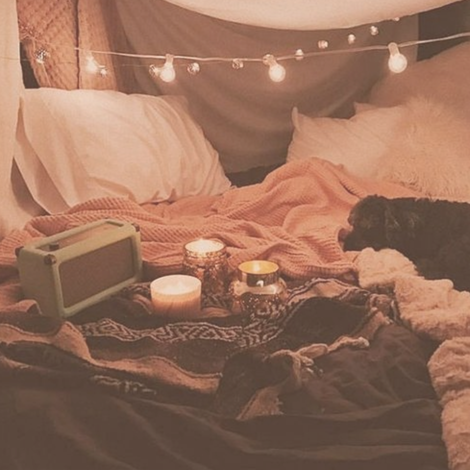 Уютная кровать с подушками