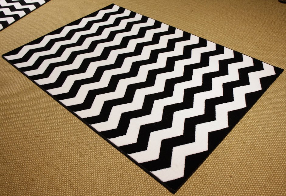 Черно белый ковер с геометрическим рисунком