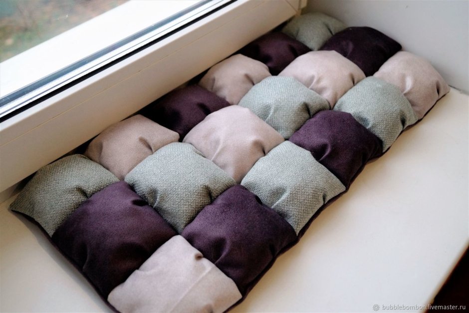 Лежанка на подоконник для кошки