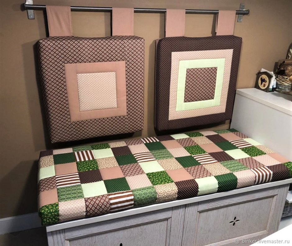 Кухонный уголок с подушками