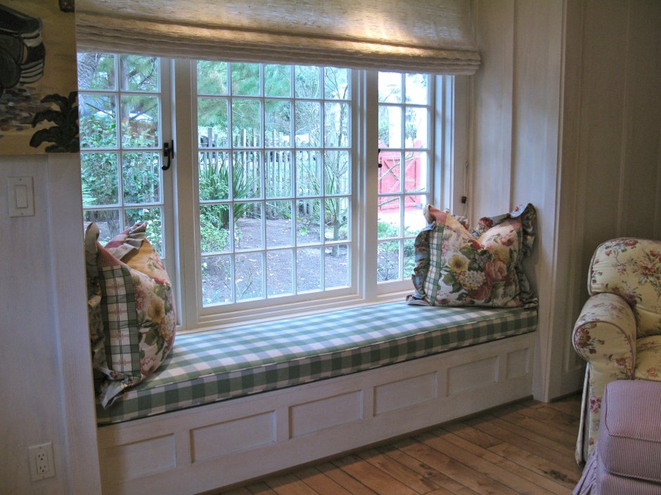 Низкий подоконник