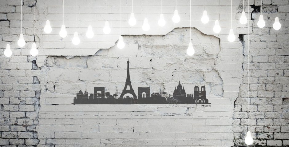 Картина на фоне кирпичной стены