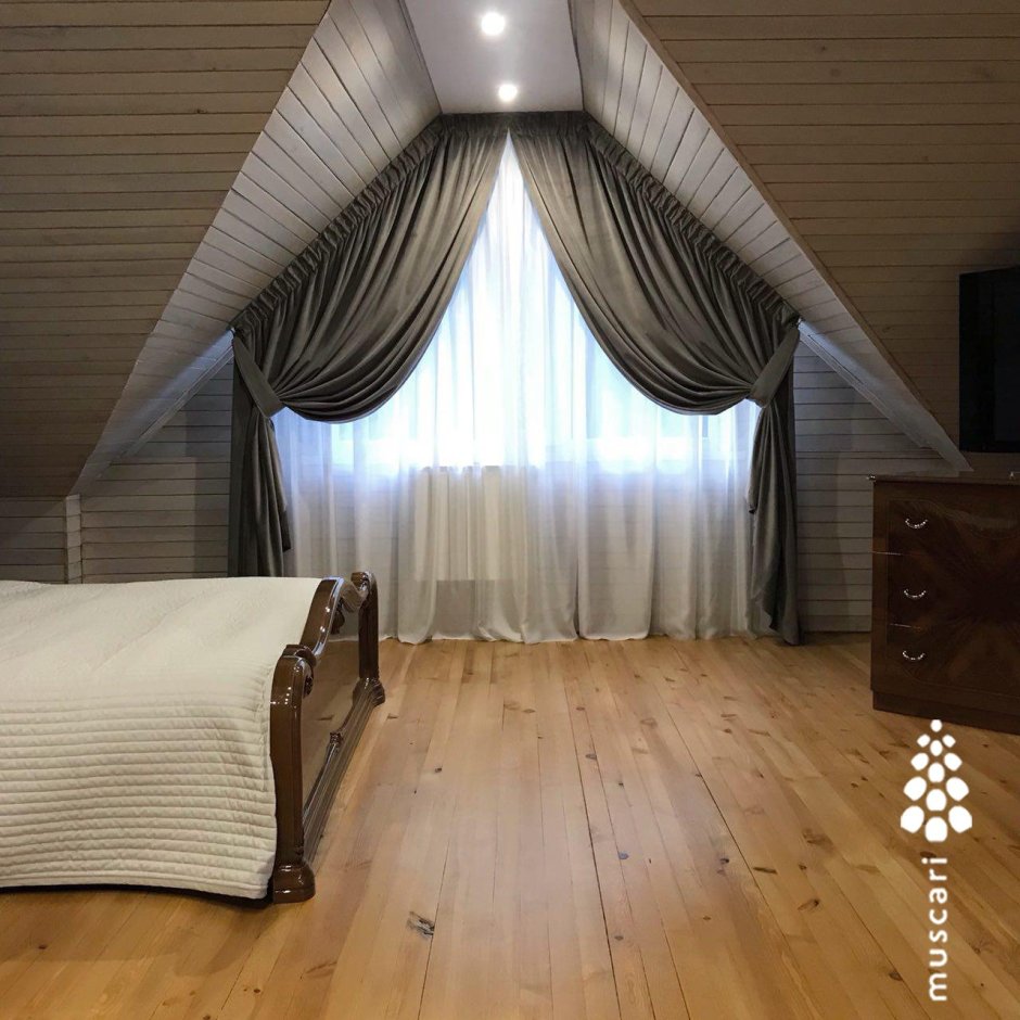 Кабинет в мансарде в загородном доме