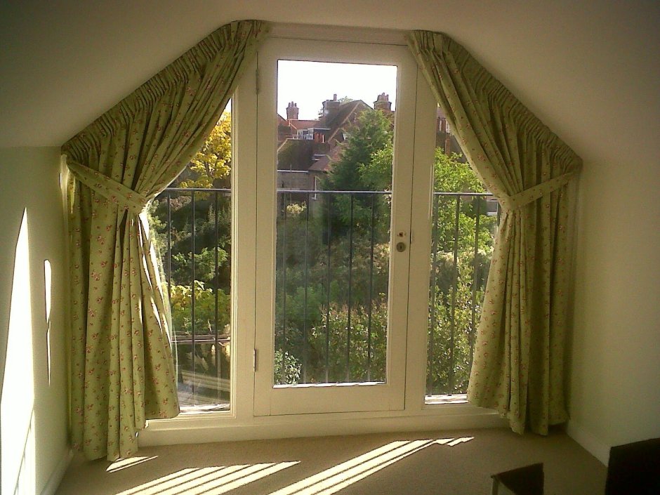 Рулонные шторы на треугольные окна