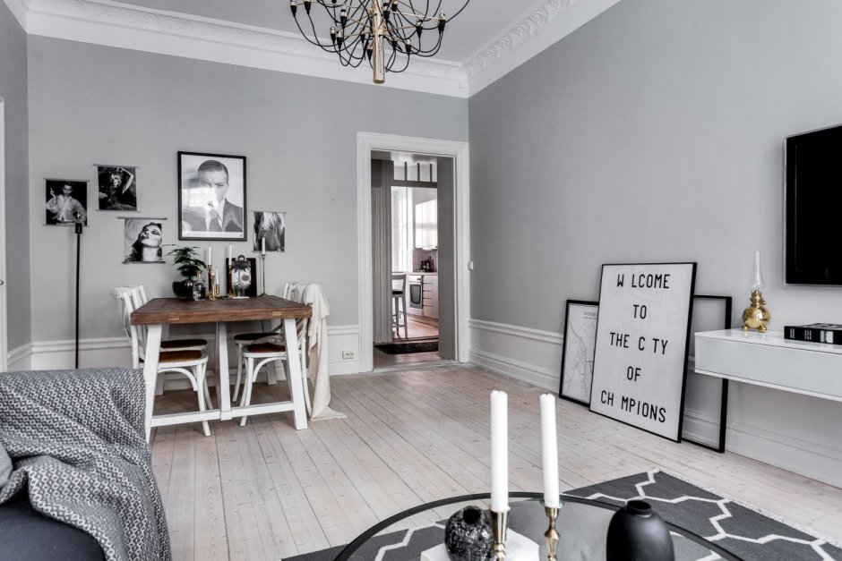 Белые стены в студии классика