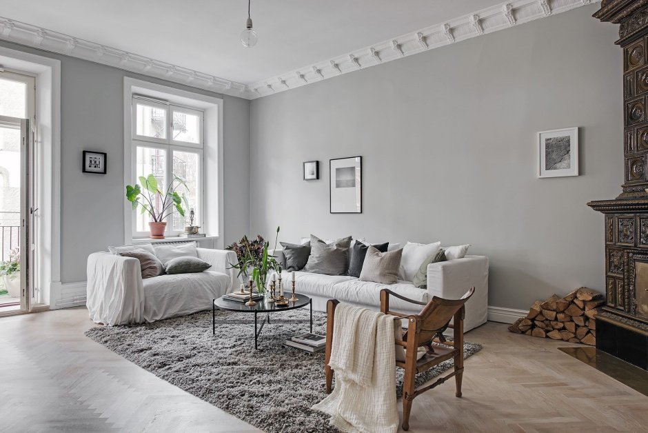 Серо белые стены