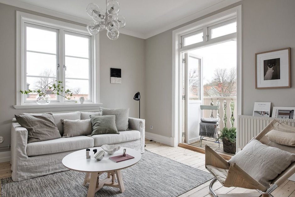 Окна гостинной в скандинавском стиле