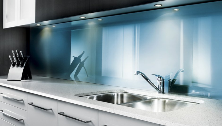 Окно в кухне над рабочей поверхностью