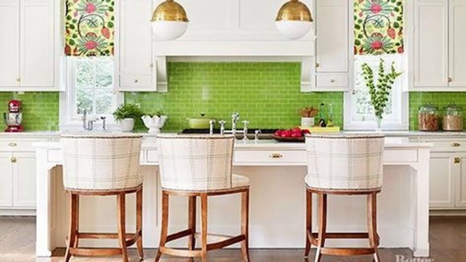 Белая кухня с зеленой плиткой