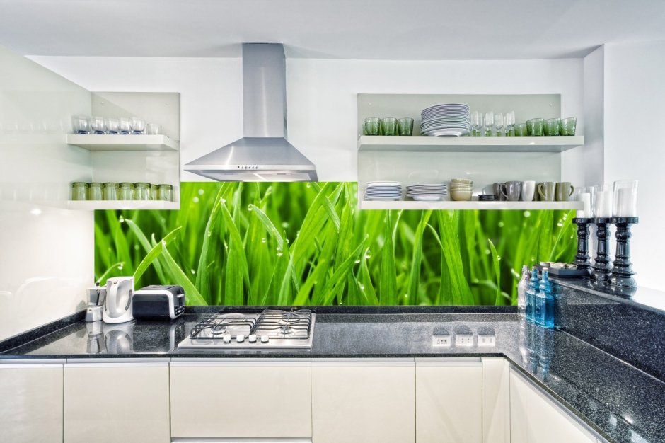 Кухня с зеленым фартуком