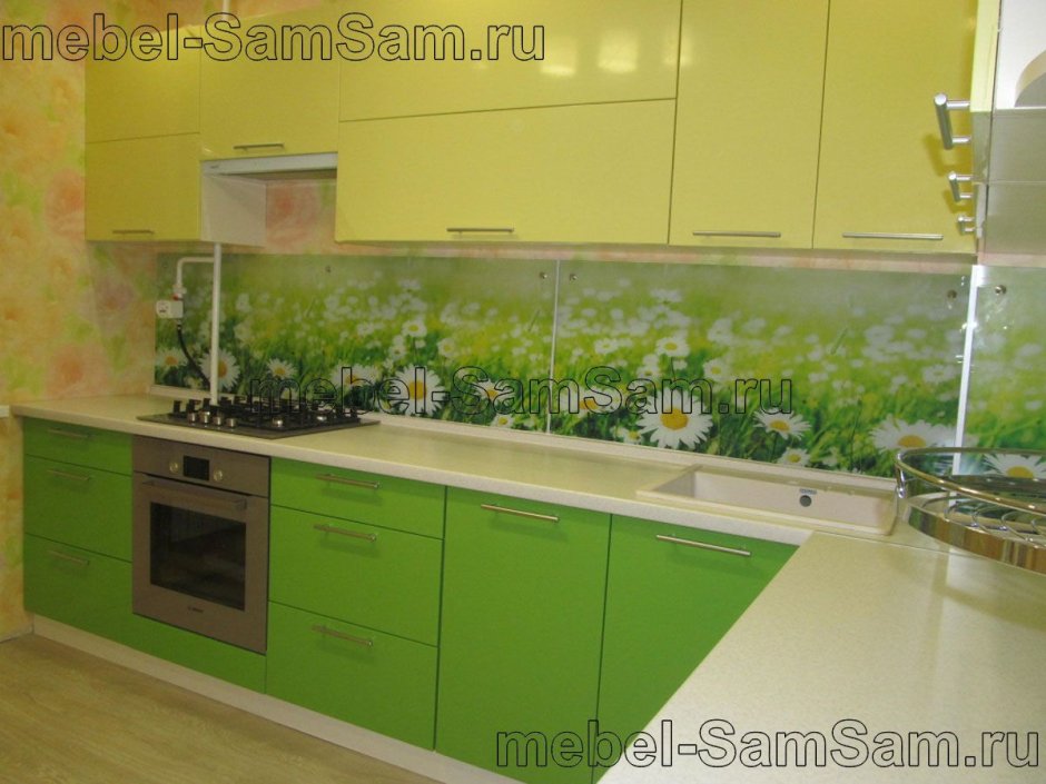 Кухня с зеленым фартуком