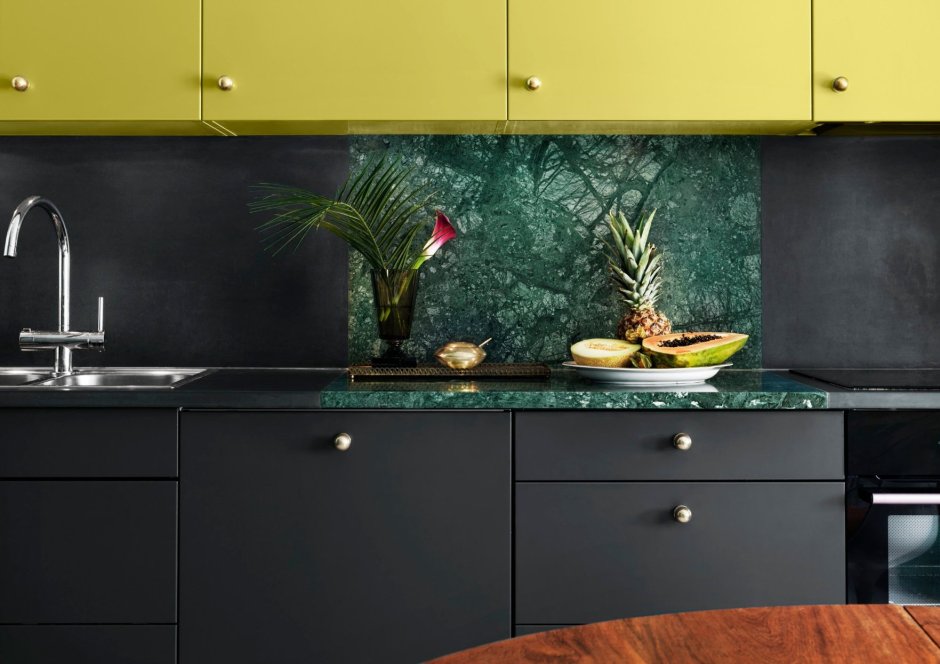 Зеленая кухня с черной столешницей