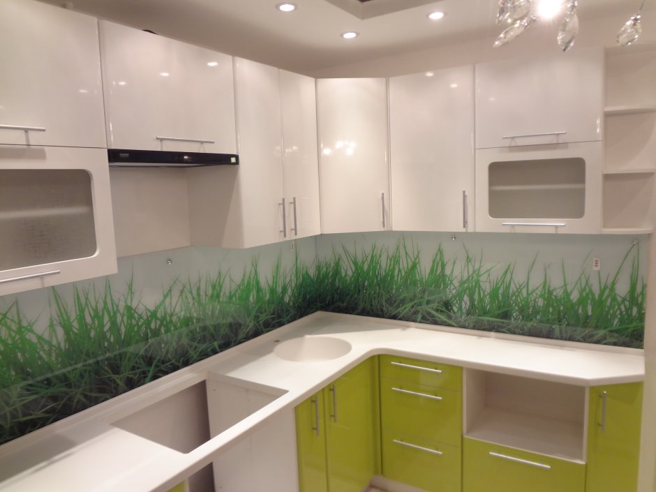 Кухня с зеленым фартуком