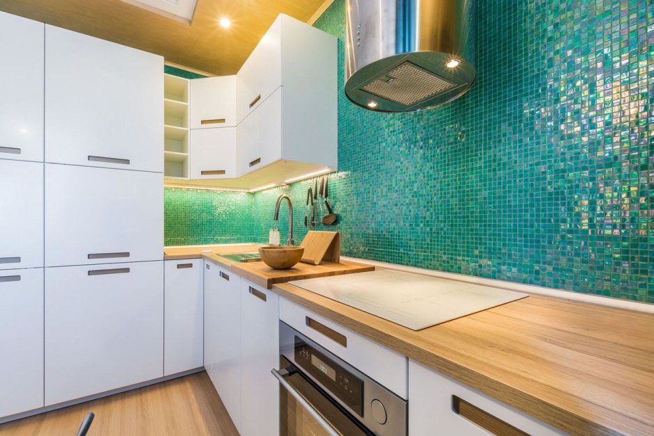 Белая кухня с зеленым фартуком