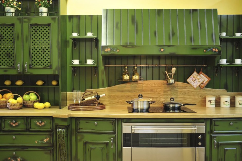 Зеленая кухня деревянная