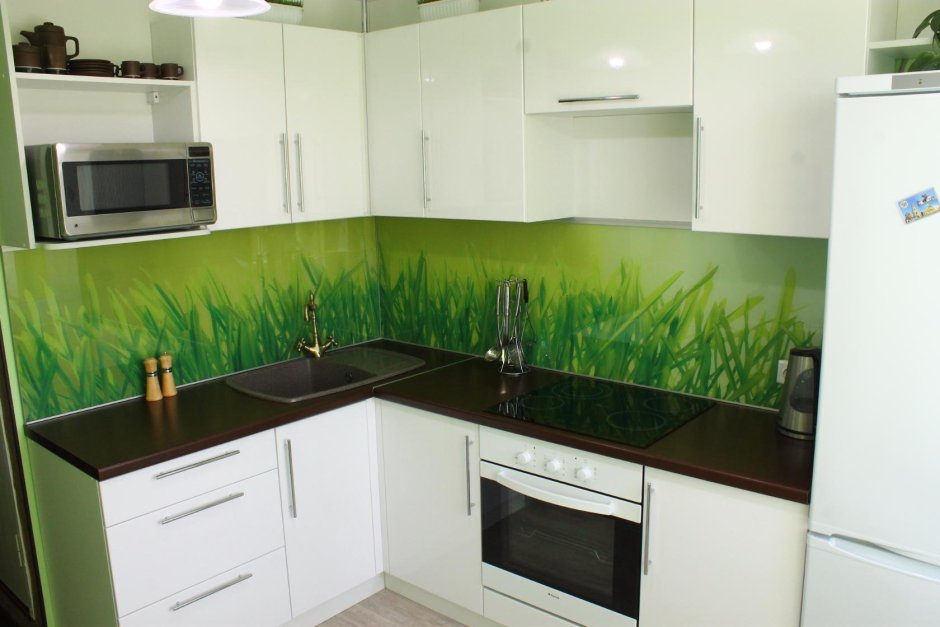 Белая кухня с зеленым фартуком