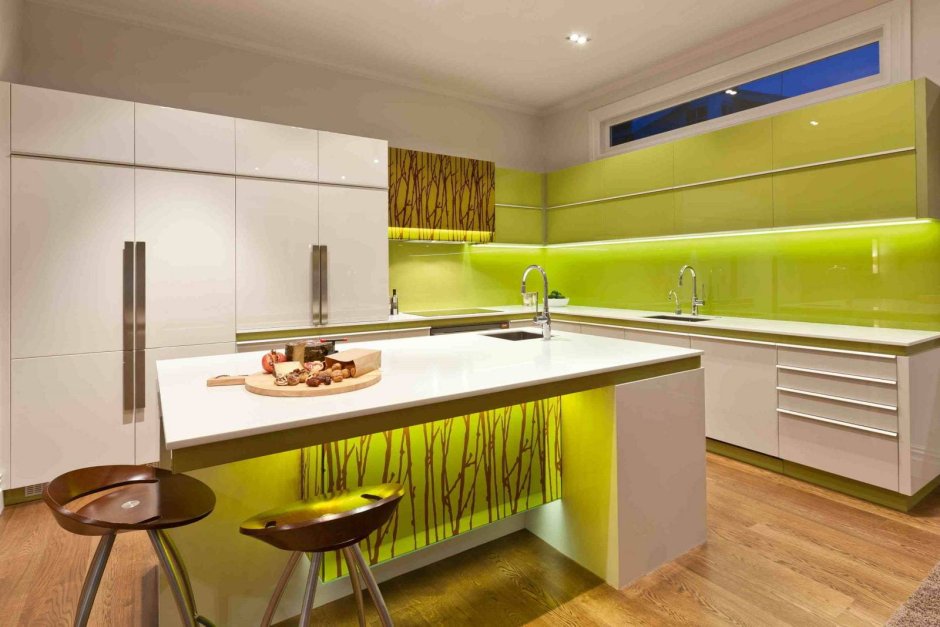 Зеленая кухня без ручек новый тренд