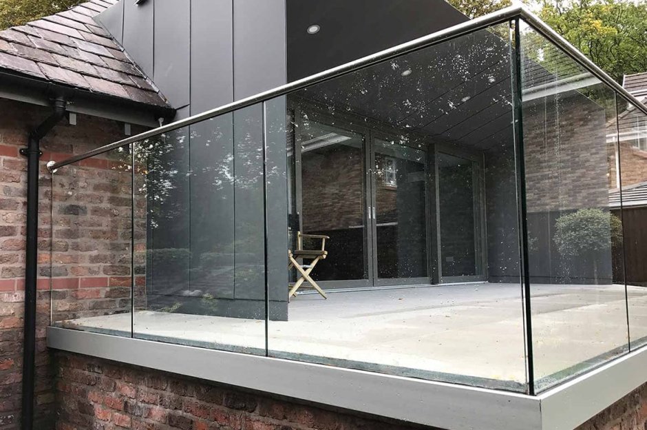 Стеклянное ограждение в зажимном профиле