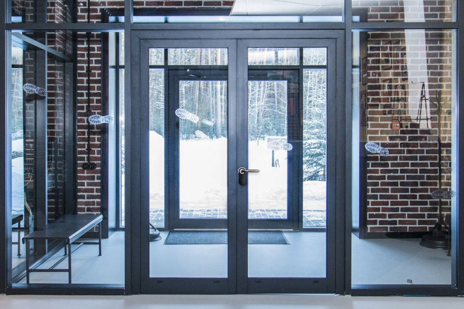 Зеркало в оконной раме