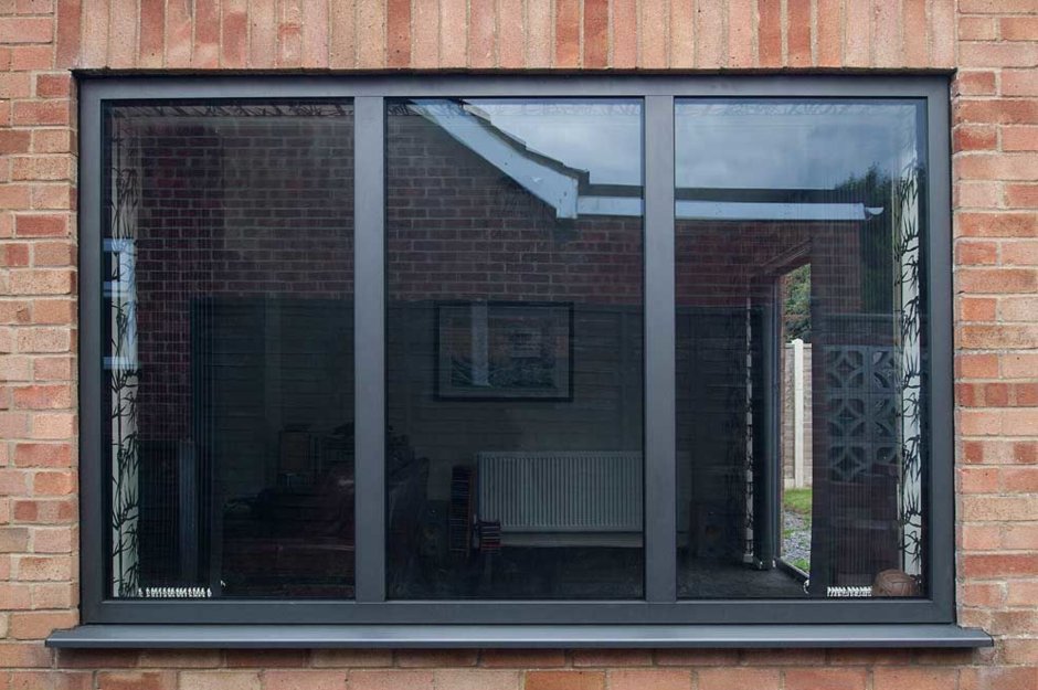 Черные оконные рамы