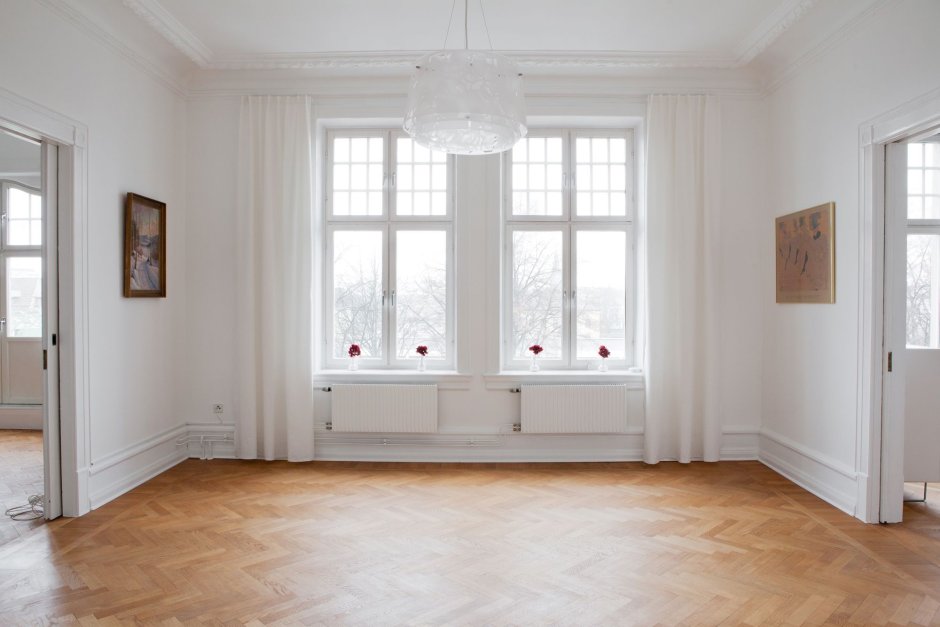 Пустая комната с окном