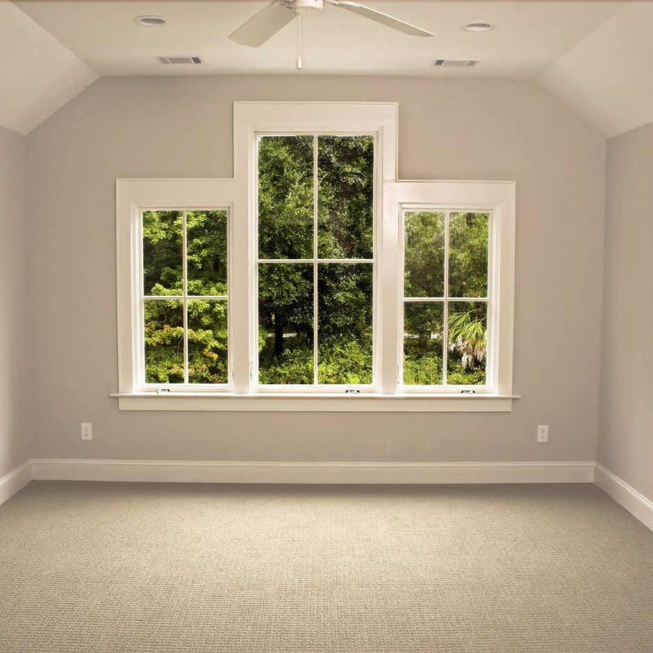 Светлая комната без мебели