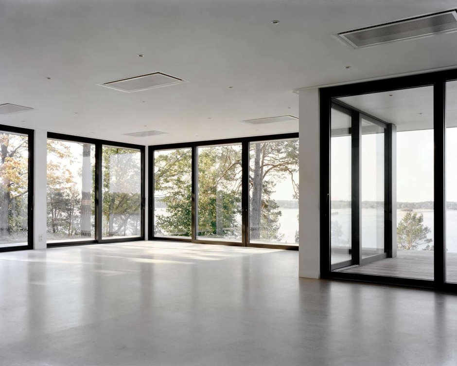 Помещение с белыми стенами