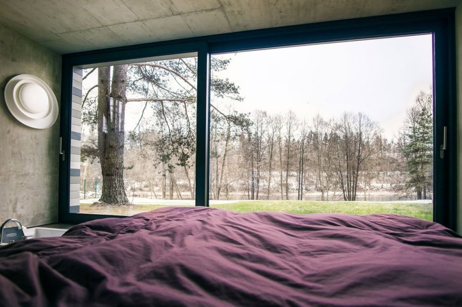 Темное помещение с окном