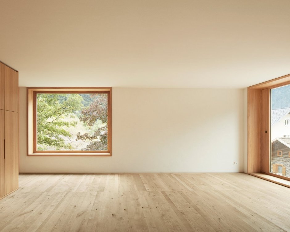 Пустая комната с панорамными окнами