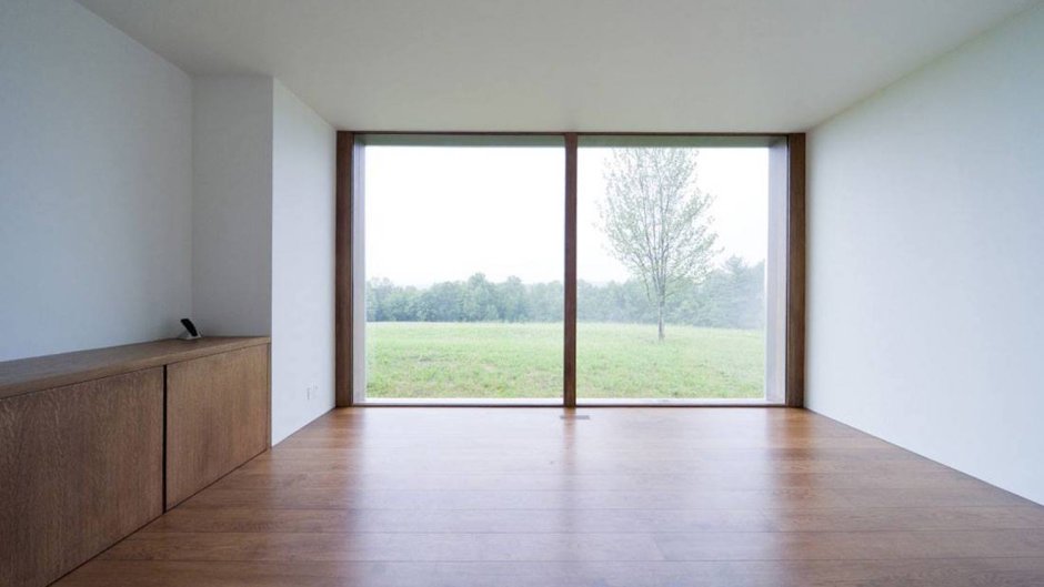 Пустая комната с белыми стенами