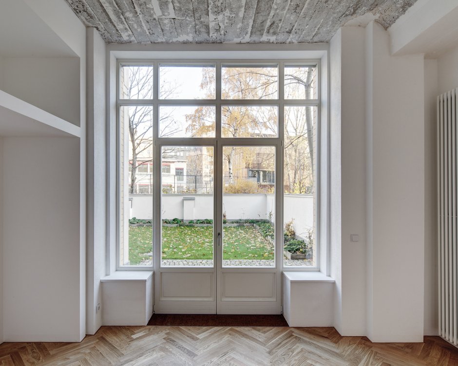 Пустая комната с серыми стенами