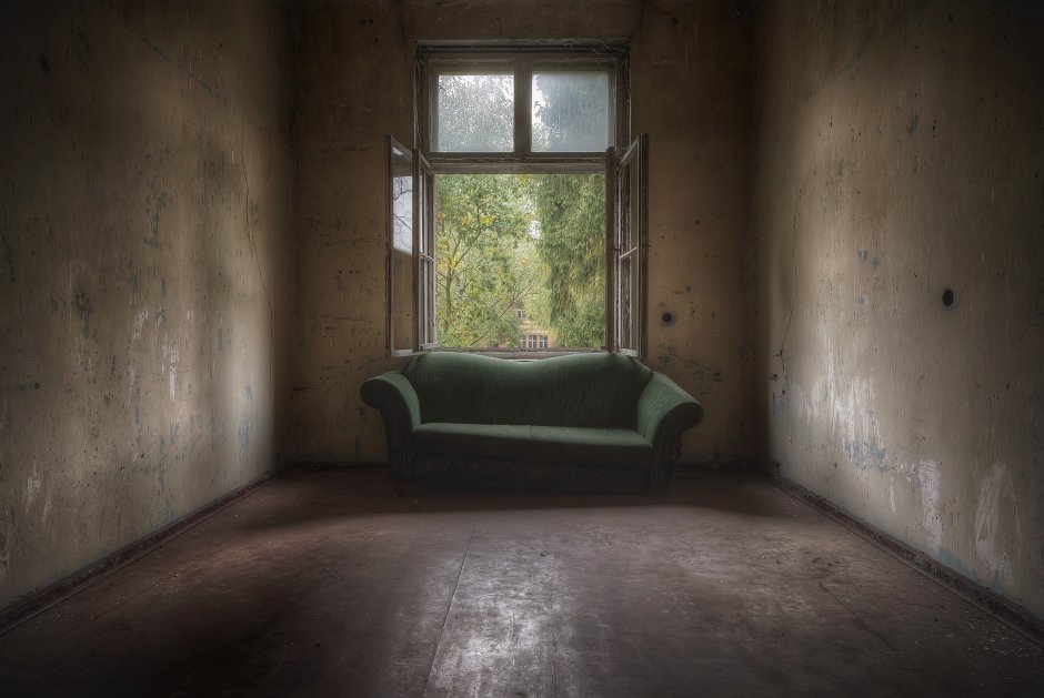 Пустая темная комната