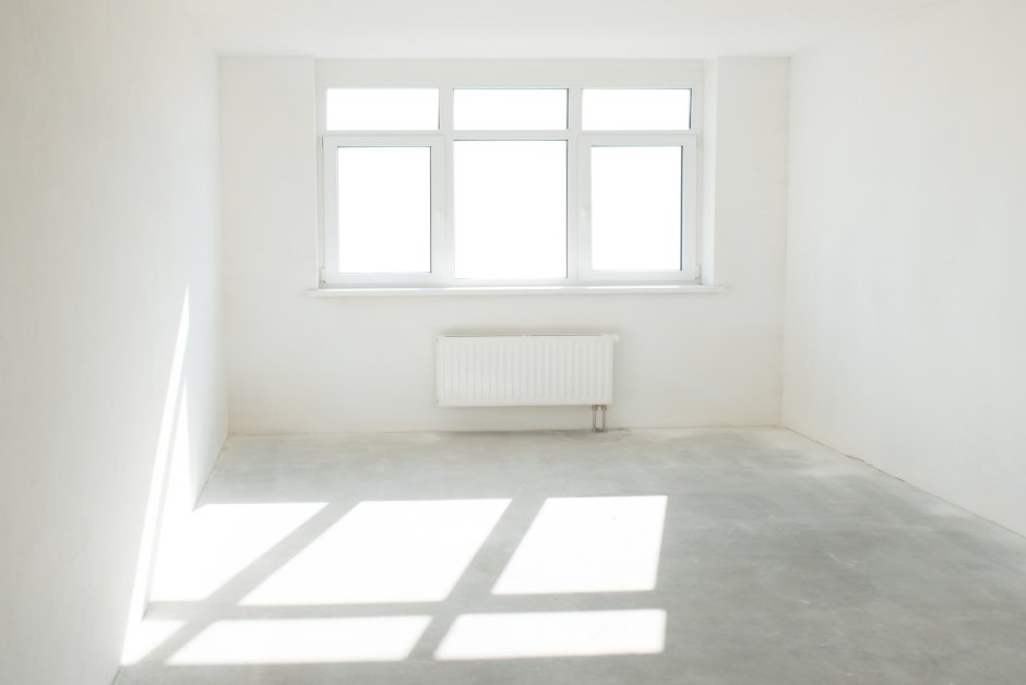 Пустая комната с окном