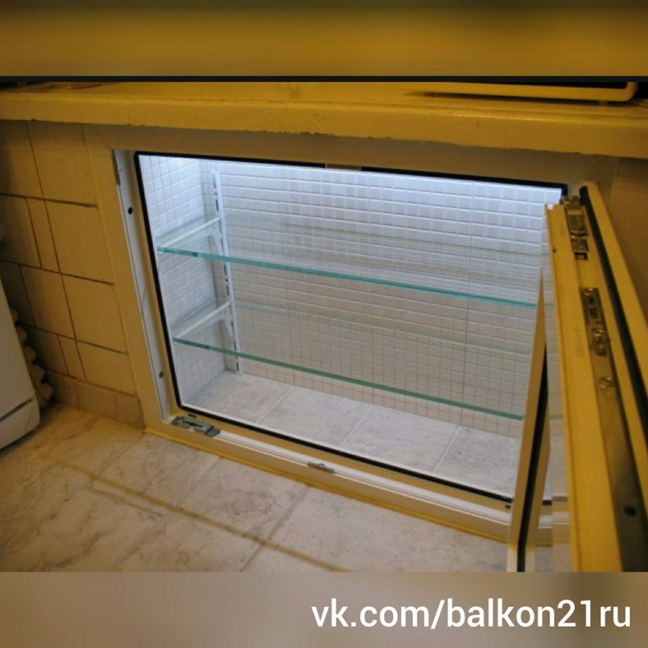 Хрущёвский с 1 дверцей холодильник под окном