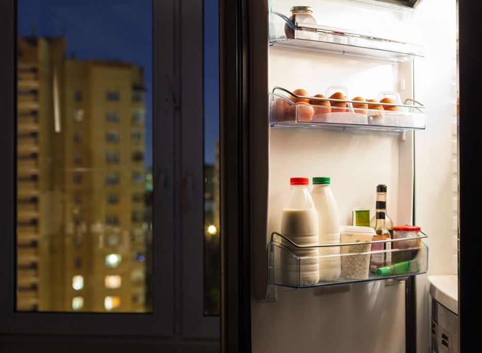 Открытая дверца холодильника