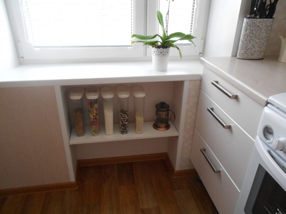 Маленькая кухня с холодильником у окна